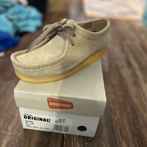 NEW!!Clarks Originals Wallabee Lace-Up Suede Shoes in Beige with Crepe Sole